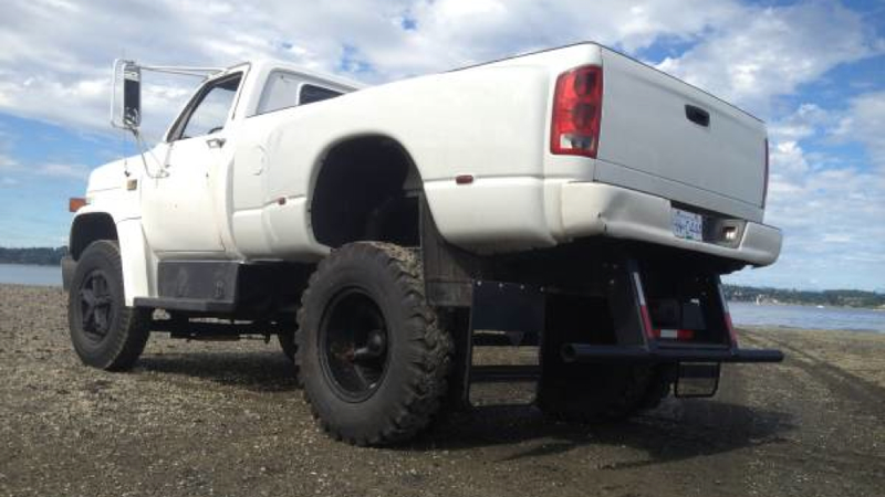 Illustration for article titled Guy Selling This Mega Truck Will Prove He's 'Not Compensating'